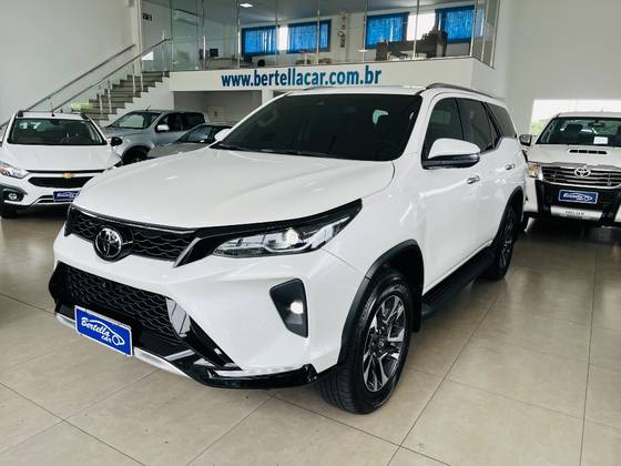 TOYOTA HILUX SW4 2.8 D-4D TURBO DIESEL SRX PLATINUM 7L 4X4 AUTOMÁTICO